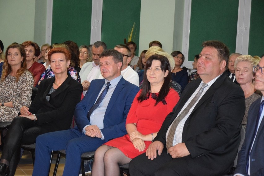 Burmistrz Końskich nagrodził nauczycieli. Uroczystość odbyła się w szkole w Stadnickiej Woli