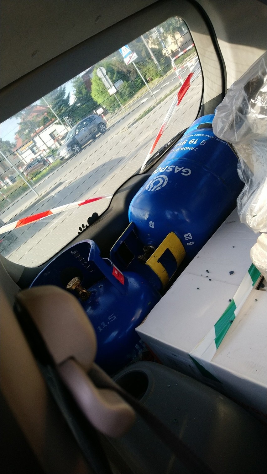 Butle z gazem we wraku samochodu przy szkole podstawowej w Poznaniu