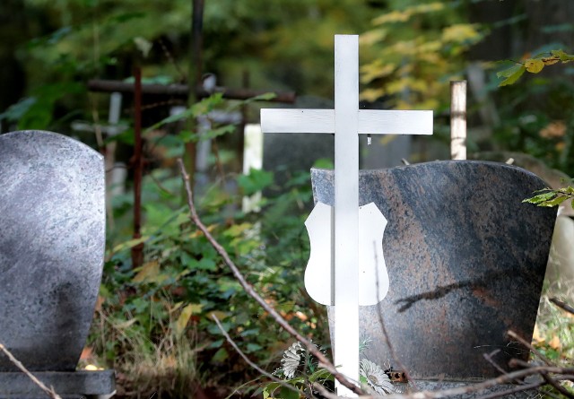 Sprawdź ile trzeba zapłacić za miejsce pochówku i dzierżawę miejsca na cmentarzu. Tyle wynoszą opłaty brutto za miejsce na cmentarzach w aglomeracji szczecińskiej w zależności od wybranego grobu ->>>