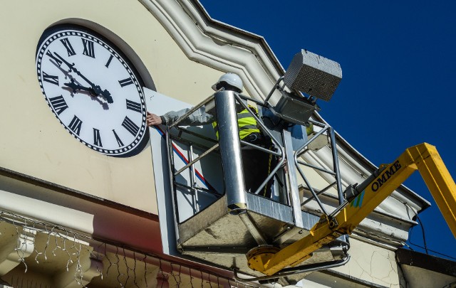 Zegar na szczycie ratusza odsłonięty został o godz. 8.50 z okazji 671 rocznicy powstania Bydgoszczy. Czasomierz zawisł na wysokości 20 metrów.