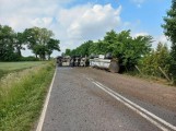 Przewrócona ciężarówka zablokowała drogę w Wielkopolsce