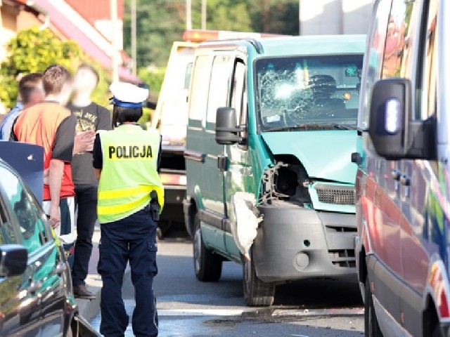 Do zderzenia dwóch aut doszło przy przejściu w Przylepie.