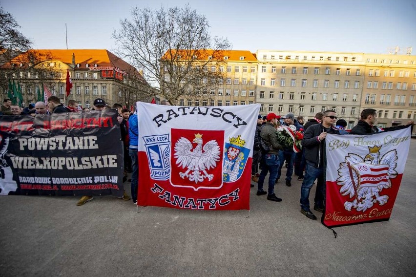 Kilkaset osób wzięło udział w Marszu Zwycięstwa, który w...