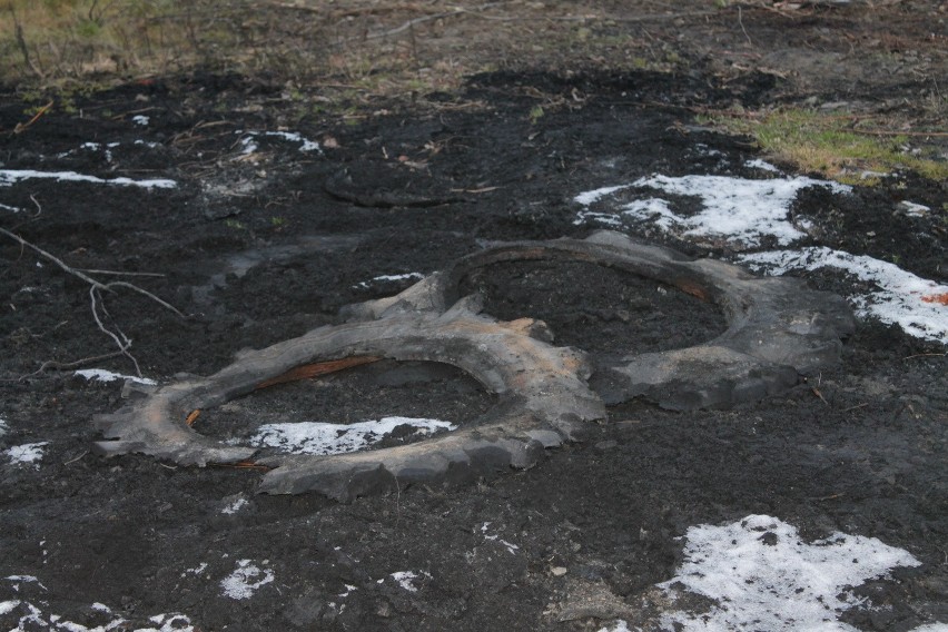 Ktoś palił wielkie opony nad brzegiem Klimkówki