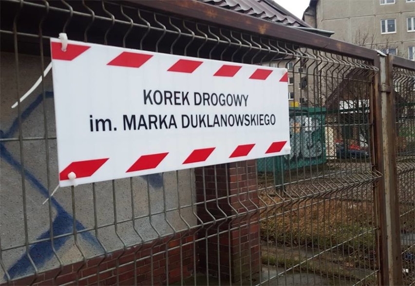 "Korek im. Marka Duklanowskiego". Mieszkańcy powiesili znak i protestują