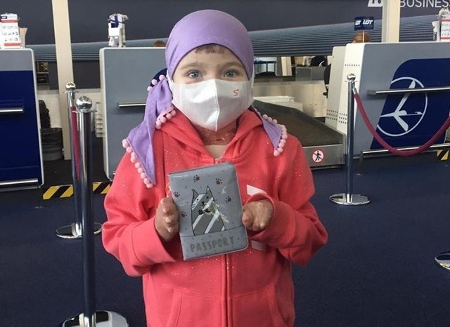 Lekarze zgodzili się, by dziewczynka poleciała do USA na dalszą terapię zwykłym samolotem rejsowym.