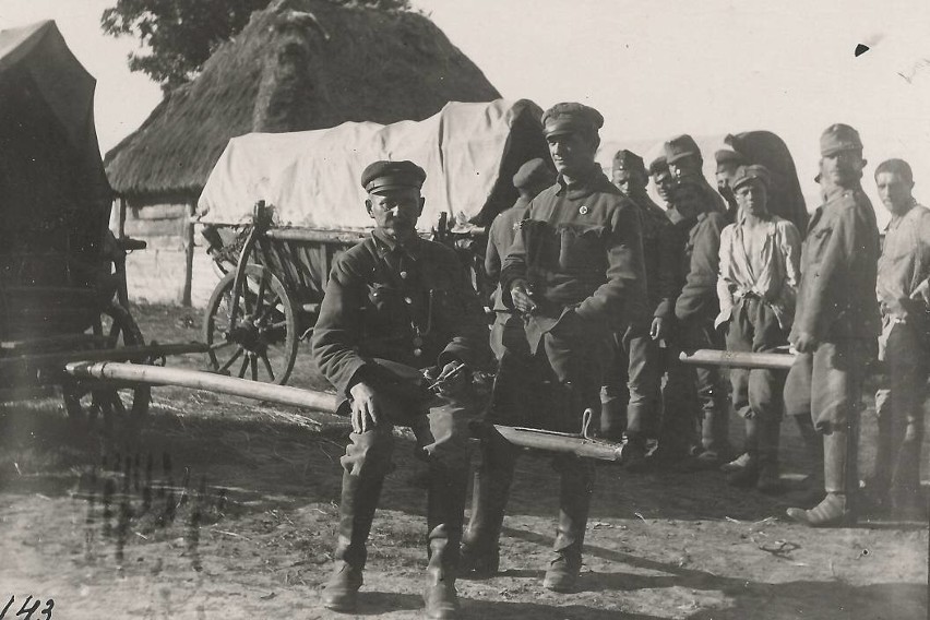 Postój żołnierzy Legionów Polskich w Dobrzechowie, 1918 r....