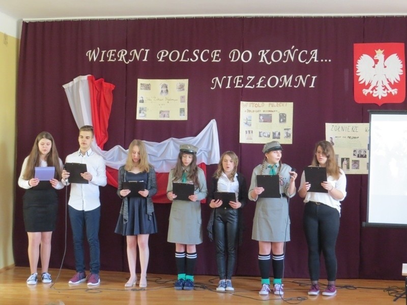 Uczniowie z Krzczonowa uczcili pamięć żołnierzy wyklętych