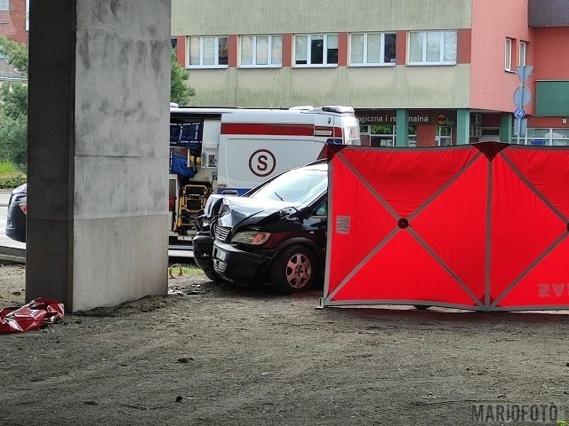 Nieosłonięte filary estakady nad rondem na pl. Konstytucji 3 Maja w Opolu