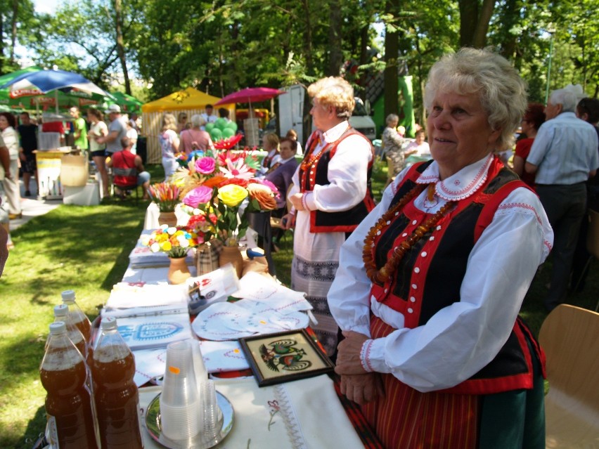 Wokół sceny ustawione były stoiska: twórców ludowych,...