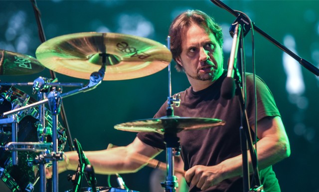 Dave Lombardo, Urszula Dudziak, wyjątkowy koncert na... ścianie i bicie rekordu Polski w graniu na największej liczbie zestawów perkusyjnych. Tak wyglądał zeszłoroczny bydgoski festiwal perkusyjny Drums Fusion. Tegoroczny zacznie się 21 czerwca i będzie równie gorący co poprzedni. Zanim jednak to się stanie, przypomnijmy sobie, jak było przed rokiem. Tak było na Wyspie Młyńskiej 28 czerwca ubiegłego roku. Na scenie ze swoim zespołem Philm wystąpił Dave Lombardo, legendarny perkusista Slayera.Drumsfuzje 2016 - konferencja prasowa