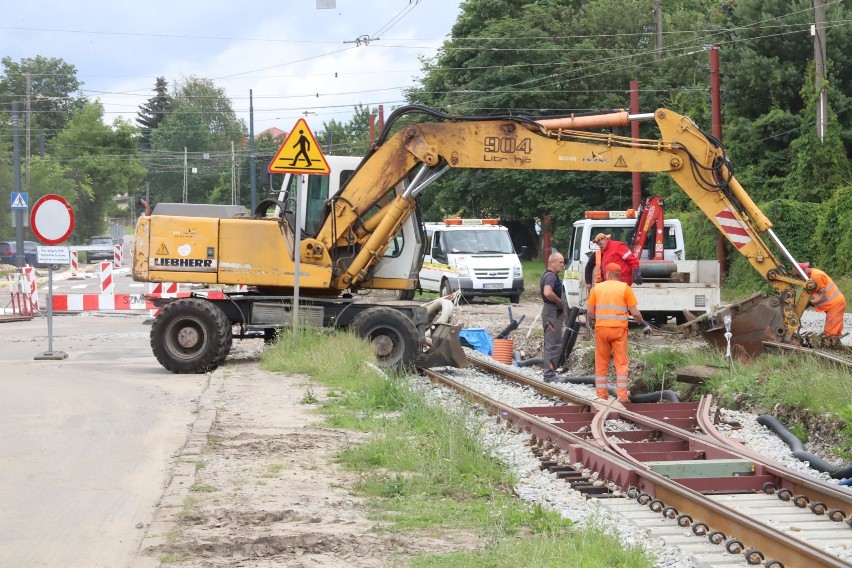 - Przebudowa obejmuje odcinek linii tramwajowej  wraz z...