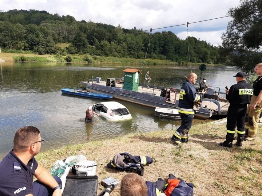 W Nozdrzcu w powiecie brzozowskim do Sanu wpadł samochód osobowy [ZDJĘCIA]