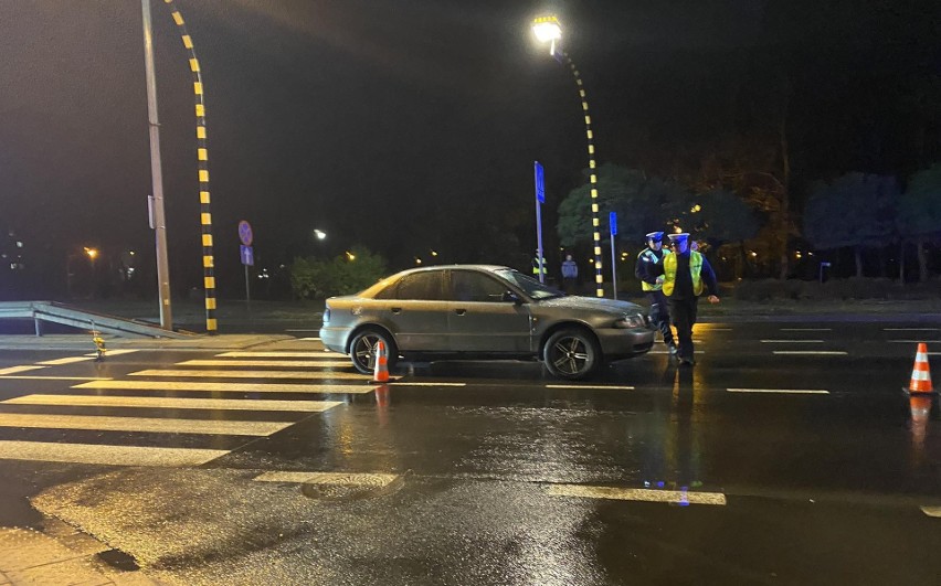 Wypadek w Ostrołęce, 14.11.2023. Przy ul. Traugutta auto osobowe potrąciło kobietę na przejściu dla pieszych
