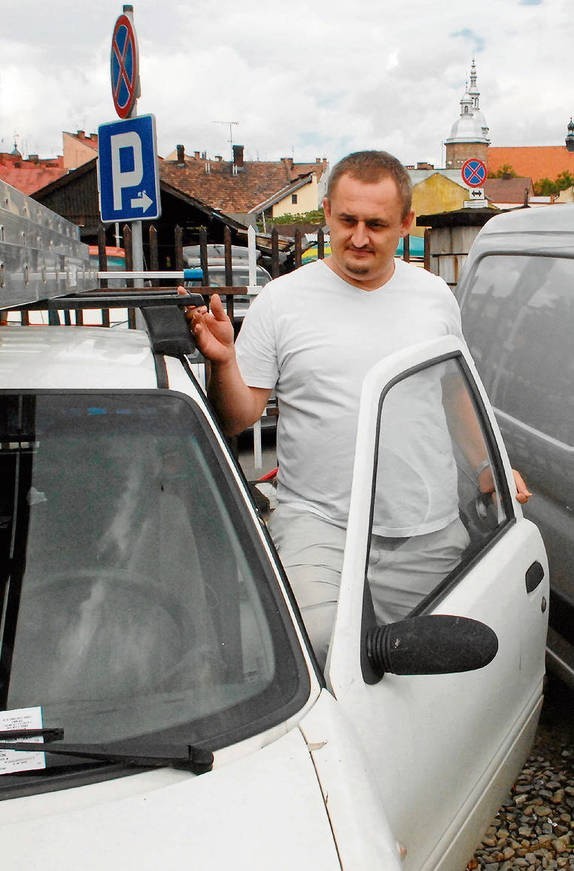 Tomasz Mąka, sądecki przedsiębiorca, uważa, że w Nowym Sączu nie tylko brakuje dróg, ale też miejsc parkingowych. – Mogliby nas chociaż częściowo zwolnić z opłat – sugeruje władzom kierowca