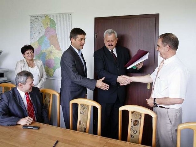 W podpisaniu umowy wziął udział wiceprezydent Białegostoku Adam Poliński (trzeci z lewej) i wicemarszałek Walenty Korycki (drugi z prawej)