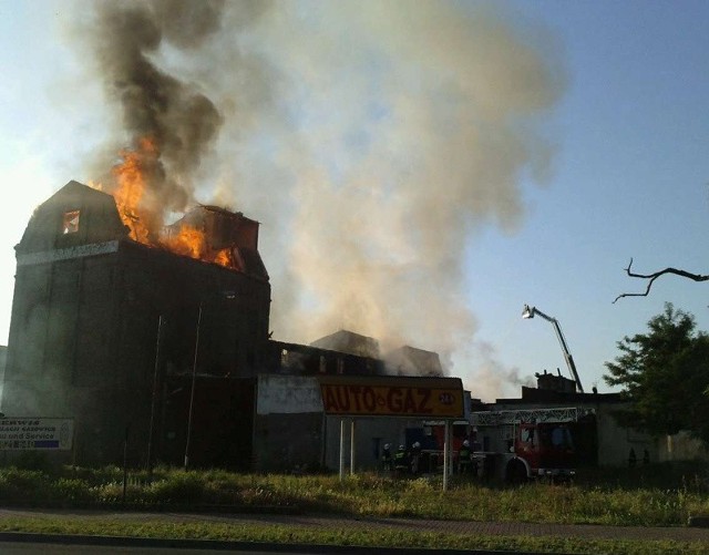 Palił się opuszczony młyn w Kostrzynie przy. ul. Gorzowskiej. Płomienie momentami sięgały nawet kilku metrów.