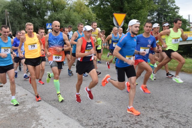 W niedzielę 23 sierpnia w Brodach odbył się 21. Bieg Międzynarodowy. Na dystansie 10 kilometrów zwyciężył Andrzej Starżyński (Końskowola) z Jmp Flowers Umcs Lublin. Dwóch zawodników Ludowego Klubu Biegacza Rudnik, Sylwester Lepiarz (Wronów) i Piotr Jaśtal (Domaszowice) zajęło kolejne miejsca na podium. Wśród kobiet wygrała Lida Czarnecka (Bliżyn) z Czarnecki Run Team.Mieli małego pecha do pogody W niedzielę w Brodach od rana do wczesnych godzin popołudniowych padał deszcz, ale tuż przed startem zaświeciło słońce i zrobiło się duszno tak, jak w poprzednich dniach. Na starcie biegu głównego na dystansie dziesięciu kilometrów stanęło łącznie 70 zawodników, którzy zmierzyli się z tymi warunkami atmosferycznymi. Andrzej Starżyński wygrał z czasem 00:29:14.- Troszeczkę zaczęło grzać tuż przed startem, ale nie było aż takiego upału, jak wczoraj. Ogólnie tutaj jest bardzo szybka trasa - jest płasko, a tuż przed finiszem nawet lekko z górki. Tylko tutaj biegać i poprawiać swoje wyniki. Na początku jest mały podbieg, ale potem jest dużo łatwiej. Na mecie, dzięki zbiegowi tuż przed, można jeszcze urwać kilka sekund. Kiedyś mi powiedział mój trener, że „z górki to i świniak poleci” - powiedział nam triumfator zawodów.Wygrał z bardzo dużą przewagąDwa kolejne miejsca na podium zajmowali zawodnicy Ludowego Klubu Biegacza Rudnik: Sylwester Lepiarz (Wronów) i Piotr Jaśtal (Domaszowice). Obaj jednak mieli dość wyraźną stratę do lidera i triumfatora, który finiszował samotnie. Lepiarz zakończył dziesięciokilometrowy bieg z czasem 00:30:45, a Jaśtal z 00:31:11.- Trenowałem ostatnio sporo i biegałem w dobrym tempie, ale przed tygodniem jeden start w Płocku mi nie wyszedł. Chyba się troszkę zatrułem i ledwo dobiegłem do mety. Wczoraj natomiast biegłem w Dobieszynie i też było dość trudno. Dzisiaj natomiast gdzieś to wszystko uleciało, poczułem siebie, poczułem formę i poszło dobrze. Dla mnie to bardzo przyjemne, bo daje poczucie, że ta praca nie idzie na marne, ale daje efekt. Pokazuje to, że człowiek potrafi się zmotywować i dobrze pobiec - powiedział również zawodnik Jmp Flowers Umcs Lublin.Wśród kobiet były duże różniceWśród kobiet najlepsza w niedzielne wczesne popołudnie w Brodach była Lida Czarnecka (Bliżyn) z Czarnecki Run Team. Na metę wbiegła z czasem 00:37:42. Drugie miejsce zajęła Barbara Przeworska (Łączna) z Czarnecki Run Team, która pokonała trasę w czasie 00:39:62. Trzecią Lokatę zajęła Agnieszka Matysek (Brody) z LKB Rudnik z czasem 00:44:15.W kategoriach wiekowych triumfowali16-19 lat: Krystian Ślifierz (LKB Rudnik): 00:37:20; 20-29 lat: Ola Stachera (Brody) 00:46:03 i Michał Karasiński (LKB Rudnik) 00:34:41; 30-39 lat: Anna Sadza (Mechanik i Przyjaciele ) 00:45:28 i Marcin Wojtan (Juventa Kobex Katowice) 00:35:17; 40-49 lat: Monika Pasek )Czachówek) 48:54 i Robert Ślęzak (Olimpijczyk Szczekociny) 00:35:54; 50-59 lat: Jolanta Żebrowska (Chemik Noxy Puławy 00:47:18 i Sławomir Majchrzak) 00:37:13; 60-69 lat: Wiesław Ruchomski (Kielce 00:42:45); 70 lat i starsi:Janusz Kaus (LKB Rudnik) 00:51:16.Damian Wiśniewski