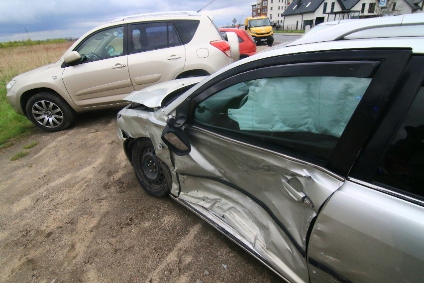 Wypadek toyoty i BMW na wrocławskich Złotnikach (ZDJĘCIA)