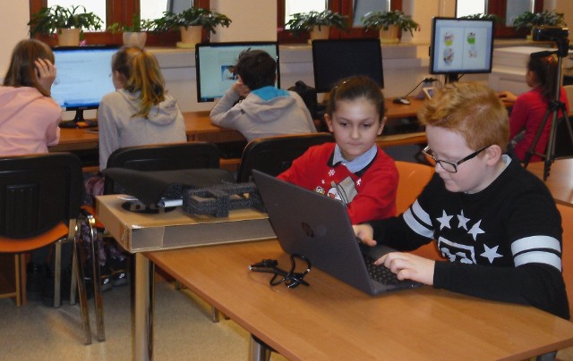 Uczestnicy projektu „Mądrzy cyfrowi”, realizowanego w iłżeckiej bibliotece, poznali nowe narzędzia cyfrowe.