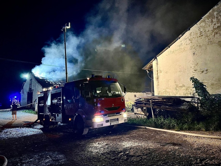 Pożar w Chocimowie. Płonęły plastikowe beczki, części samochodowe i płody rolne. Kilkanaście zastępów strażaków w akcji