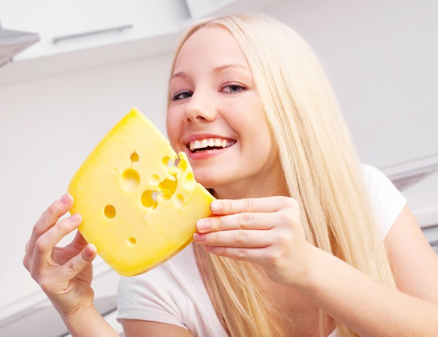 Obecność żółtego sera w diecie jest niezwykle ważna