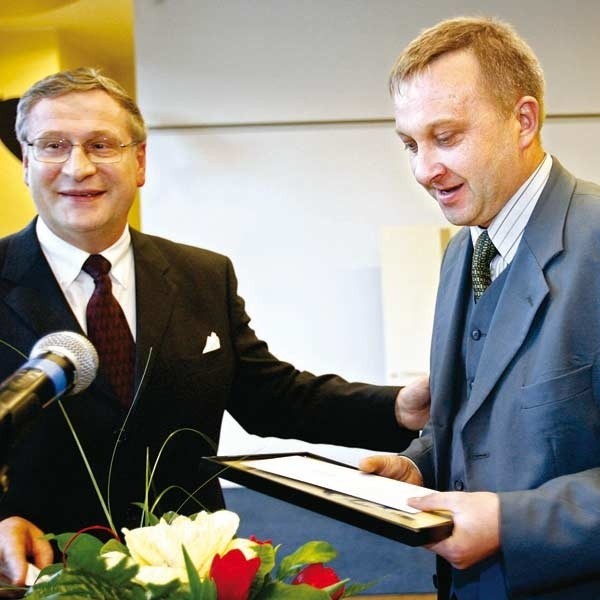 Piotr Wróbel (z prawej) jest jedynym wyróżnionym dziennikarzem prasy regionalnej.