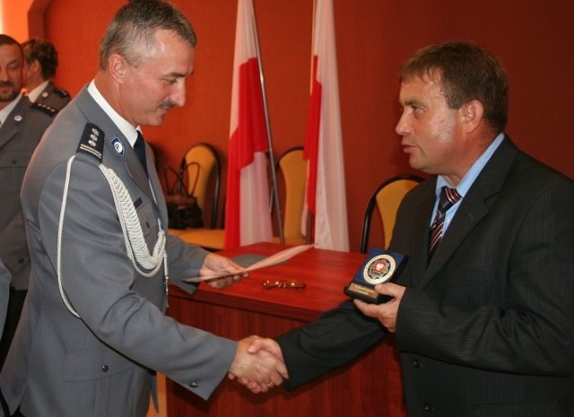 Półtora roku temu komendant A. Choromański dziękował wójtowi A. Cymbalakowi za pomieszczenia nowego posterunku