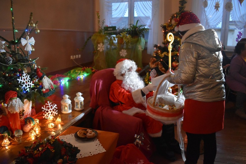 Kijska Laponia. Dzieci z gminy Kije odwiedził święty Mikołaj z wójtem Tomaszem Sochą [ZDJĘCIA]