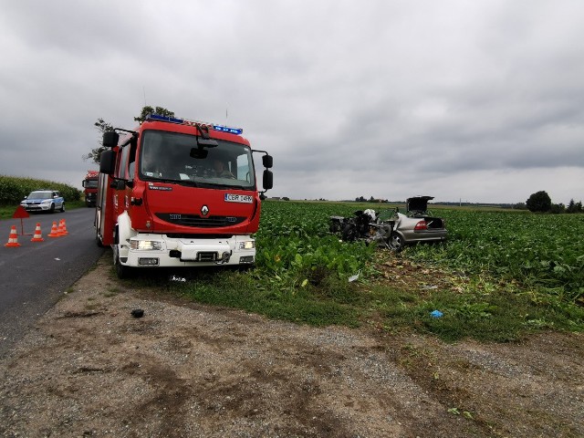 Policjanci z Brodnicy wyjaśniają okoliczności wypadku drogowego, do którego doszło w czwartek (3 września ) w miejscowości Łaszewo (powiat brodnicki). W wyniku zderzenia opla vectry z ciężarowym manem śmierć poniósł kierowca osobówki.