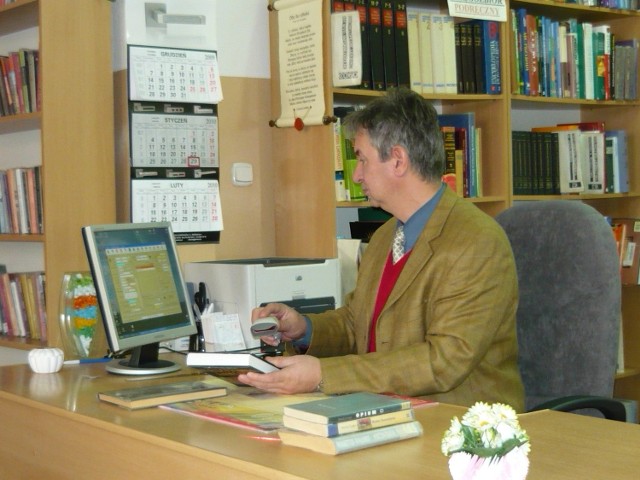 - W naszym  komputerowym katalogu znajduje się już około 12 tysięcy książek - mówi Wacław Kozdrój, dyr. GBP w Tarnowcu