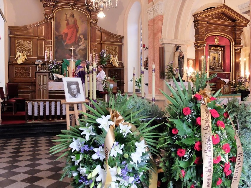 Kraków. Na cmentarzu Rakowickim odbył się pogrzeb Macieja Koniecznego, właściciela jadłodajni „U Stasi” [ZDJĘCIA]