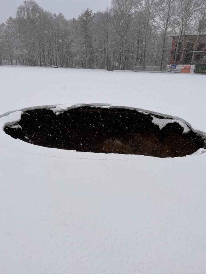 Zapadlisko na boisku w Trzebini