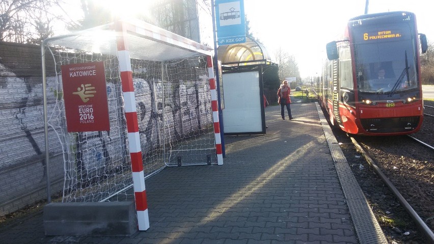 Bramki na przystankach w Katowicach przypominają o Euro 2016