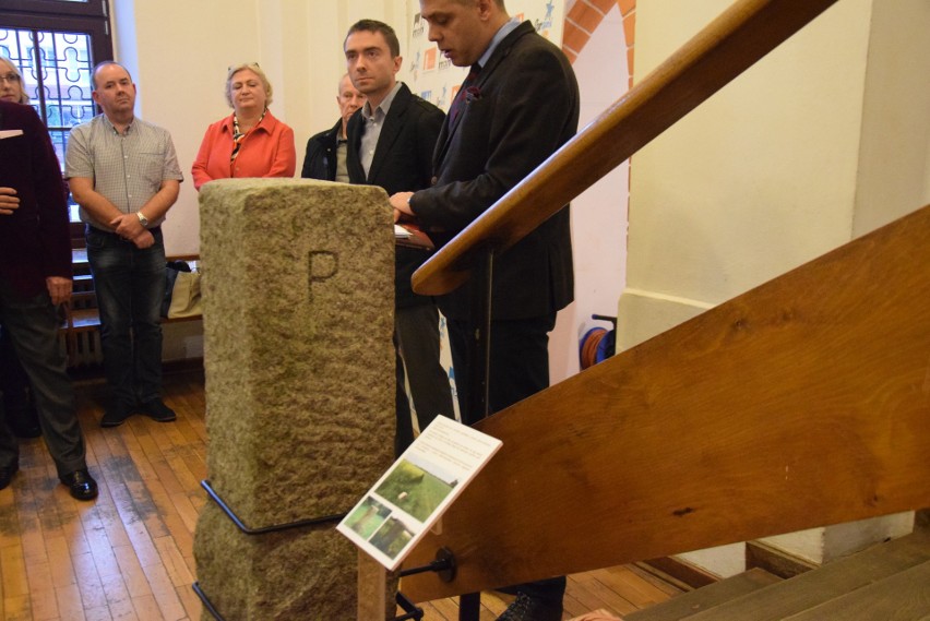 Wystawa o granicznikach w stargardzkim muzeum. Tablica czeka na życzenia dla Polski  