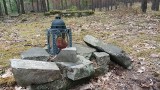 Na opuszczonym cmentarzu w Zielonej Górze wciąż palą się nowe znicze. Do tego miejsca nie prowadzi żadna droga 