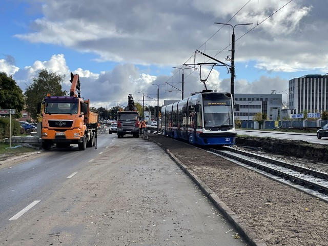 W Bydgoszczy trwa budowa nowych mostów nad Brdą. Zamontowane i nasunięte nad rzekę zostały wszystkie elementy stalowe mostu tramwajowego nad Brdą, który właśnie jest betonowany - informuje Zarząd Dróg i Komunikacji Miejskiej w Bydgoszczy. Ułożona została nawierzchnia i torowisko po północnej stronie ul. Fordońskiej. Jednak tempo prowadzonych robót nadal jest niezadawalające i może mieć wpływ na termin końcowy realizacji zadania - zauważają bydgoscy drogowcy.Więcej o postępie prac. Tak obecnie wygląda plac budowy ►►►