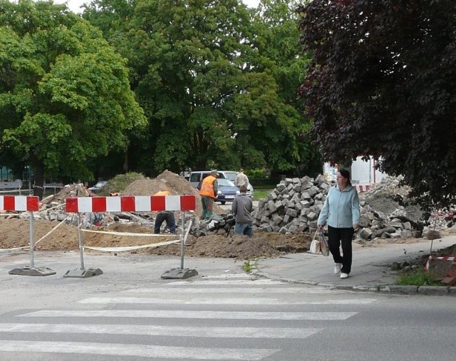 Sieć gazowa na placu Słonecznym już została położona, teraz wymieniane są przewody elektryczne. Roboty powodują, że nie wszystkimi chodnikami można przejść.