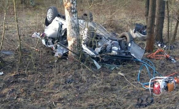 W tym wypadku niedaleko wsi Gajec zginęło dwóch młodych ludzi. Zaledwie godzinę wcześniej niemal w tym samym miejscu zderzyły się trzy auta. Na drodze była szklanka.