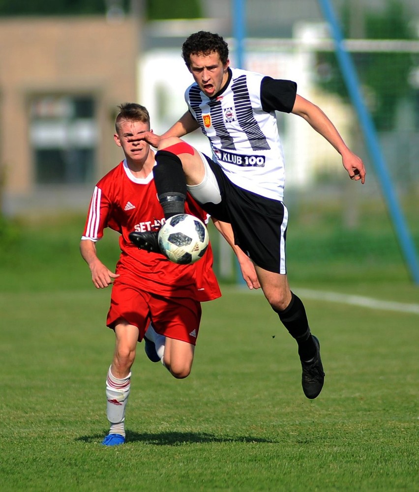 Czarni Jasło przegrali u siebie z Tempem Nienaszów 2:5