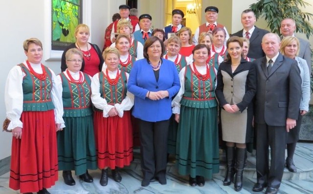 Witosławianki wraz z Małżonką Prezydenta Rzeczypospolitej Polskiej Anną Komorowską, posłanką Marzeną Okłą-Drewnowicz oraz wójtem Krzysztofem Gajewskim, Marzeną Karcz, dyrektor Gminnego Ośrodka Kultury i Sportu w Waśniowie, (w trzecim rzędzie od prawej) Bogdanem Żerniakiem, prezesem Świętokrzyskiego Związku Rolników, Kółek i Organizacji Rolniczych i przewodniczącym rady gminy Waśniów Mirosławem Chamerą.