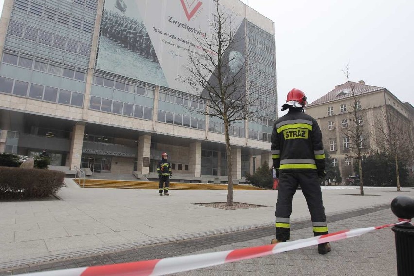 Poznań: Strażacy i policja pod Urzędem Wojewódzkim. Pojawiła się wiadomość, że w środku jest bomba [ZDJĘCIA]