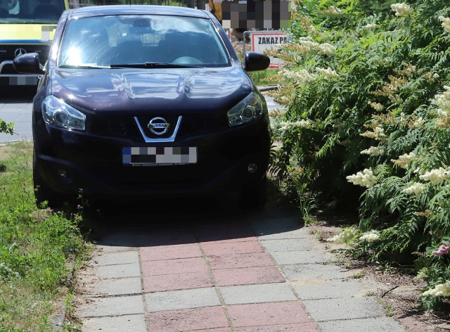 Prezentujemy 21 najbardziej szokujących przykładów parkowania - tym razem z ostatnich dni. Zobaczcie zdjęcia robione przez fotoreporterów "Echa Dnia" uzupełnione o te nadesłane na adres radom@echodnia.eu oraz z profilu na Facebooku "Pieszy w Radomiu" oraz "Kierowcy w Radomiu". Na zdjęciu przykład z osiedla XV-lecie w Radomiu. Na kolejnych slajdach równie pomysłowi "mistrzowie parkowania z Radomia" - 21 przykładów totalnej bezmyślności. >>>