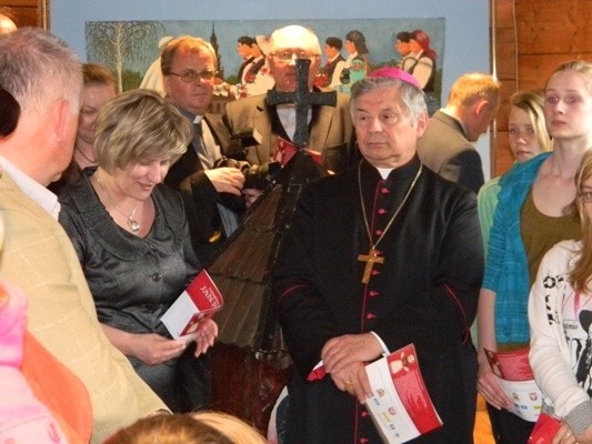 Otwarcia ekspozycji w kaplicy z Rdzuchowa dokonał biskup radomski, Henryk Tomasik.