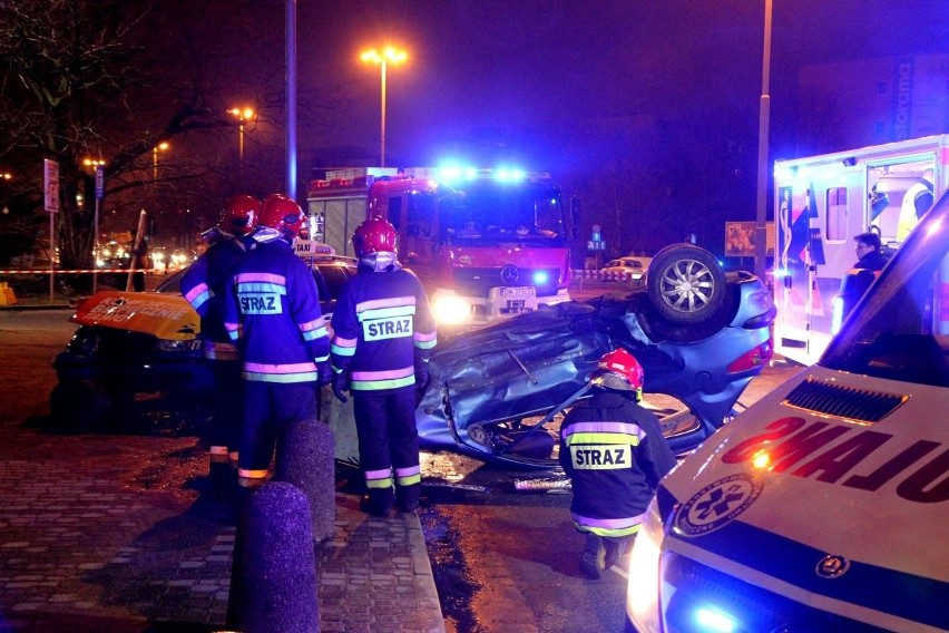 Groźny wypadek na Długiej. Dwie osoby ranne po dachowaniu 