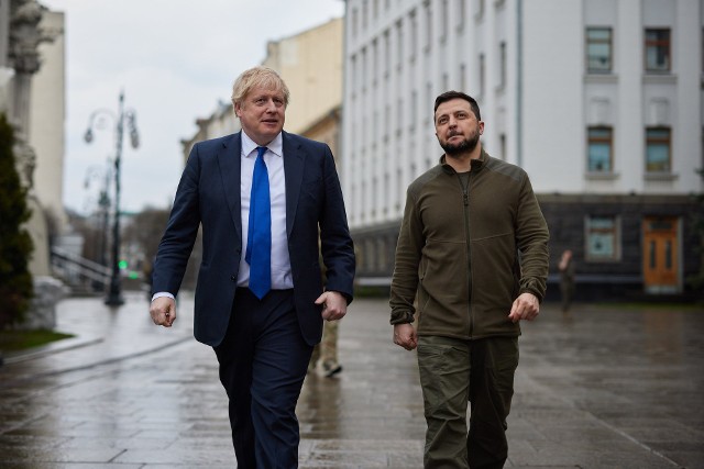 Boris Johnson, który kierował rządem brytyjskim w lutym 2022 roku, gdy Rosja rozpoczęła inwazję na Ukrainę, opowiedział się jednoznacznie za wspieraniem zaatakowanego kraju. Już w trakcie wojny odwiedzał Kijów. Zdjęcie z kwietnia 2022 roku.