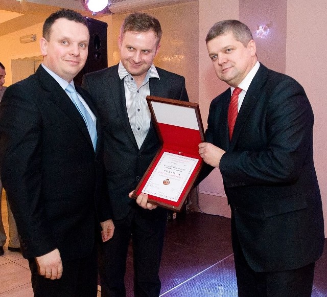 Wiceprezesi Siarki Dariusz Dziedzic (z lewej) oraz Maciej Adamowicz odebrali wyróżnienie PZPN z rąk prezydenta Tarnobrzega Norberta Mastalerza.