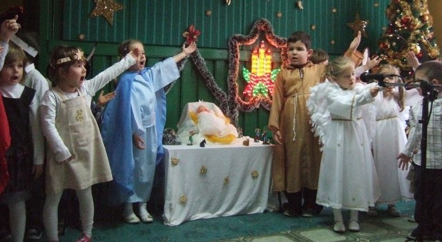 Dzieci ze świetlicy "Pułaneczka&#8221; w jasełkowym przedstawieniu.