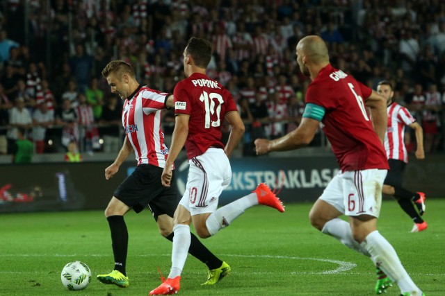 W sierpniu na stadionie przy Kałuży wygrała Cracovia. Od lewej: Marcin Budziński, Denis Popović, Arkadiusz Głowacki