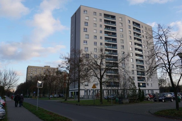 Blok na Osiedlu Przyjaźni 24 w Poznaniu. Mieszkańcy skarżyli się na liczne niedoróbki, ale prokuratura sprawę umorzyła.